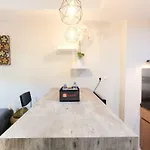 Modern And Bright 2Br Springlake Apartment By Travelio